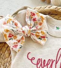 Load image into Gallery viewer, Vintage floral baby girl outfit with bummies, cottagecore baby girl outfit coming home outfit, personalized baby outfit with bows floral