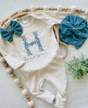 Load image into Gallery viewer, Personalized oatmeal baby romper and hat set, custom name coming home outfit, floral letter baby girl outfit, baby shower gift, neutral
