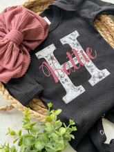 Load image into Gallery viewer, Personalized baby girl romper and hat set, vintage floral infant coming home outfit, baby shower gift, sleeper with footies