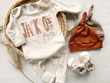 Load image into Gallery viewer, Personalized romper baby boy outfit and hat set, custom boy coming home outfit summer baby outfit, baby shower gift, sleeper with footies