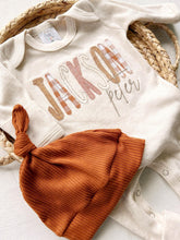 Load image into Gallery viewer, Personalized romper baby boy outfit and hat set, custom boy coming home outfit summer baby outfit, baby shower gift, sleeper with footies
