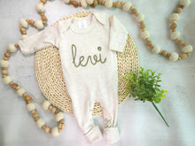 Load image into Gallery viewer, Personalized neutral baby romper hat set, custom infant boy coming home outfit, baby shower gift, sleeper with footies Green felt Christmas