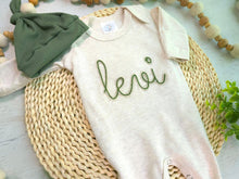 Load image into Gallery viewer, Personalized neutral baby romper hat set, custom infant boy coming home outfit, baby shower gift, sleeper with footies Green felt Christmas