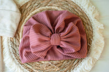 Load image into Gallery viewer, Personalized oatmeal baby romper and hat set, custom name coming home outfit, floral letter baby girl outfit, baby shower gift, neutral