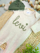 Load image into Gallery viewer, Personalized neutral baby romper hat set, custom infant boy coming home outfit, baby shower gift, sleeper with footies Green felt Christmas