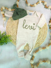 Load image into Gallery viewer, Personalized neutral baby romper hat set, custom infant boy coming home outfit, baby shower gift, sleeper with footies Green felt Christmas