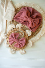 Load image into Gallery viewer, Personalized oatmeal baby romper and hat set, custom name coming home outfit, floral letter baby girl outfit, baby shower gift, neutral