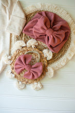 Load image into Gallery viewer, Personalized oatmeal baby romper and hat set, custom name coming home outfit, floral letter baby girl outfit, baby shower gift, neutral