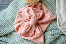 Load image into Gallery viewer, Personalized oatmeal baby romper and hat set, custom name coming home outfit, floral letter baby girl outfit, baby shower gift, neutral