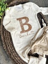 Load image into Gallery viewer, Personalized neutral baby romper and hat set, custom infant boy coming home outfit, baby shower gift, sleeper with footies fall baby beige
