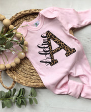 Load image into Gallery viewer, Personalized leopard romper and turban set, custom girl coming home outfit, baby shower gift, pink and leopard, cheetah, baby turban