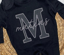 Load image into Gallery viewer, Personalized neutral baby romper and hat set, custom infant boy coming home outfit, baby shower gift, sleeper with footies, black gray