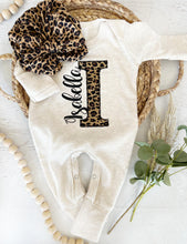 Load image into Gallery viewer, Personalized leopard romper and turban set, custom girl coming home outfit, baby shower gift, beige and leopard, cheetah, baby turban