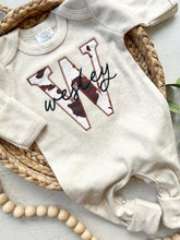 Load image into Gallery viewer, Personalized neutral baby romper and hat set, custom infant boy coming home outfit, baby shower gift, sleeper with footies, cow print