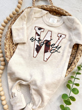 Load image into Gallery viewer, Personalized neutral baby romper and hat set, custom infant boy coming home outfit, baby shower gift, sleeper with footies, cow print