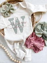 Load image into Gallery viewer, Personalized baby girl romper and hat set, vintage floral infant coming home outfit, baby shower gift, sleeper with footies, custom name