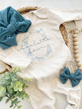 Load image into Gallery viewer, Personalized baby girl romper and hat set, custom name vintage floral infant coming home outfit, baby shower gift, sleeper with footies pink