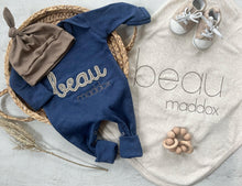 Load image into Gallery viewer, Personalized neutral baby romper and hat set, custom infant boy coming home outfit, baby shower gift, sleeper with footies navy felt