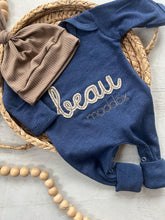 Load image into Gallery viewer, Personalized neutral baby romper and hat set, custom infant boy coming home outfit, baby shower gift, sleeper with footies navy felt
