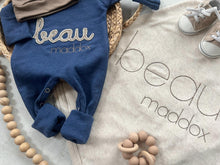 Load image into Gallery viewer, Personalized neutral baby romper and hat set, custom infant boy coming home outfit, baby shower gift, sleeper with footies navy felt