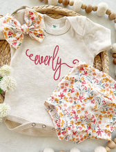 Load image into Gallery viewer, Vintage floral baby girl outfit with bummies, cottagecore baby girl outfit coming home outfit, personalized baby outfit with bows floral
