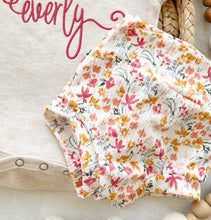 Load image into Gallery viewer, Vintage floral baby girl outfit with bummies, cottagecore baby girl outfit coming home outfit, personalized baby outfit with bows floral
