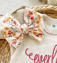 Load image into Gallery viewer, Vintage floral baby girl outfit with bummies, cottagecore baby girl outfit coming home outfit, personalized baby outfit with bows floral
