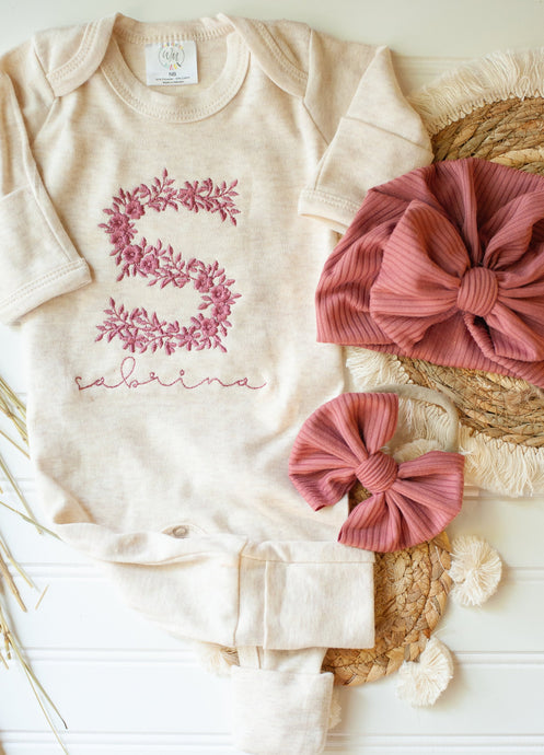 Personalized oatmeal baby romper and hat set, custom name coming home outfit, floral letter baby girl outfit, baby shower gift, neutral