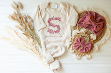 Load image into Gallery viewer, Personalized oatmeal baby romper and hat set, custom name coming home outfit, floral letter baby girl outfit, baby shower gift, neutral
