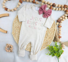 Load image into Gallery viewer, Personalized oatmeal baby romper and hat set, custom name coming home outfit, floral letter baby girl outfit, baby shower gift, neutral
