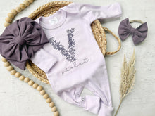 Load image into Gallery viewer, Personalized baby romper hat set, custom name coming home outfit, floral letter baby girl outfit newborn baby shower gift, neutral purple
