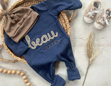 Load image into Gallery viewer, Personalized neutral baby romper and hat set, custom infant boy coming home outfit, baby shower gift, sleeper with footies navy felt
