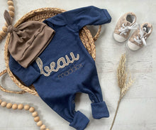 Load image into Gallery viewer, Personalized neutral baby romper and hat set, custom infant boy coming home outfit, baby shower gift, sleeper with footies navy felt
